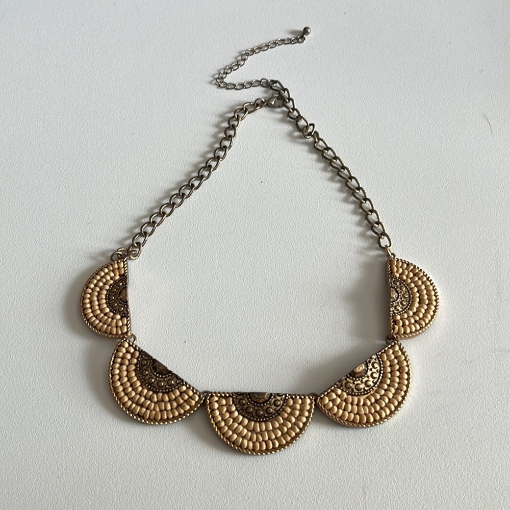 CHOCKER NECKLACE, UNIQUE VINTAGE STYLE GOLD TONE METAL With WOODEN BEADS UEC